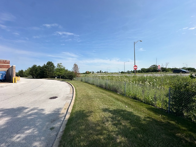 Service road behind the former site of the Lane Bryant store as of August and November 2025 showing its close proximity to Interstate 80